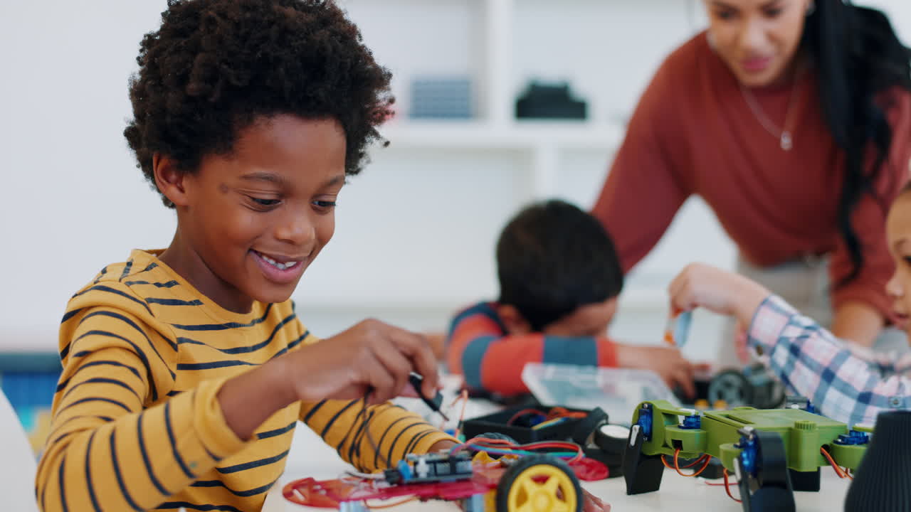 niño, cable de robot y aprendizaje en la escuela