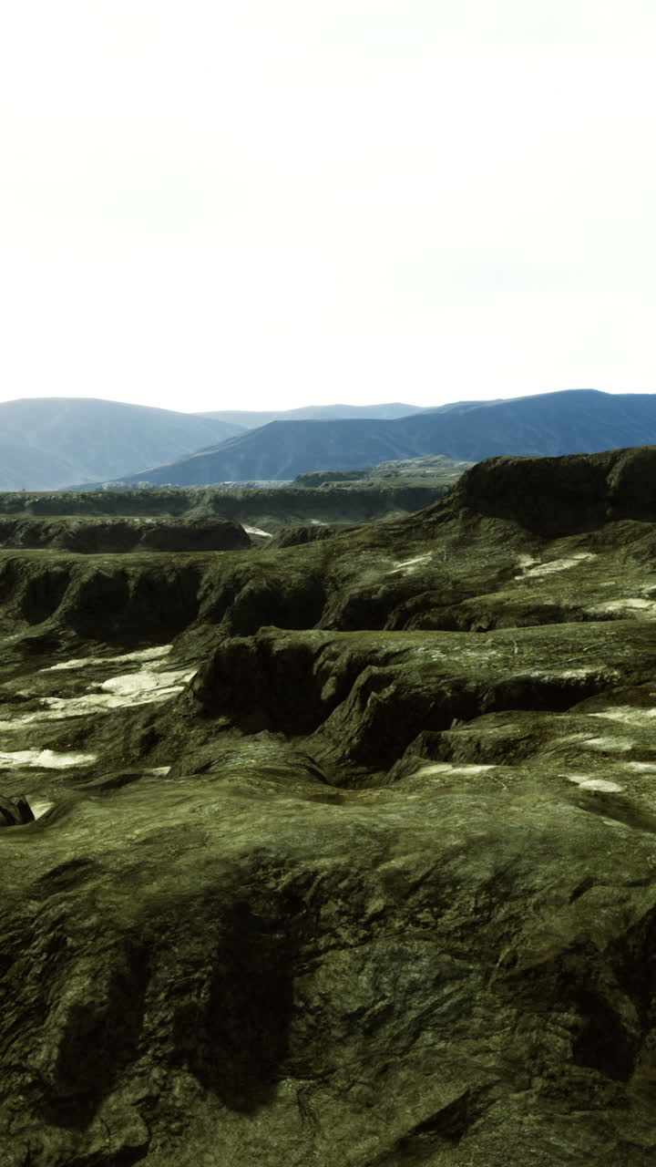 Un vasto paesaggio di dirupi frastagliati e valli profonde si dispiega