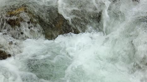 Agua-Del-Río-De-Montaña-Con-Primer-Plano-En-Cámara-Lenta