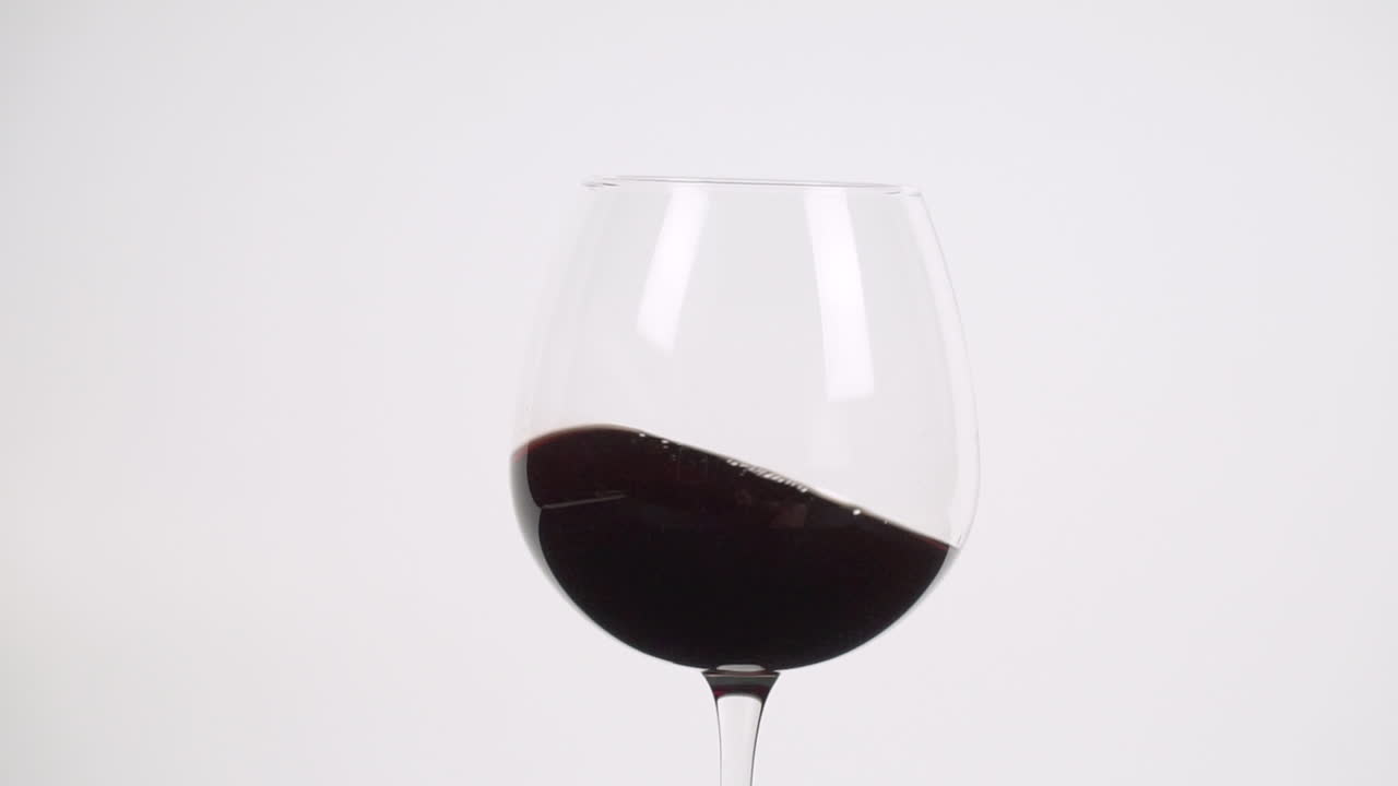 remolino de vino tinto en copa de borgoña