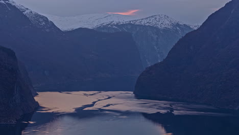 Lapso-De-Tiempo-Del-Hermoso-Paisaje-Noruego-Del-Lago-Lovatnet-Cambiando-Patrones-Y-Montañas-Nevadas-En-El-Fondo