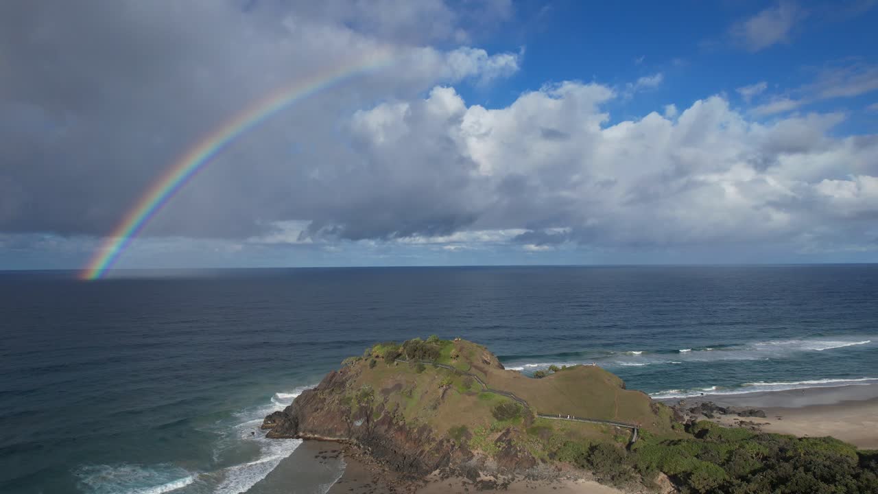 vista aérea del cabo de norries con arco iris sobre el océano en nsw, australia - toma de avión no tripulado