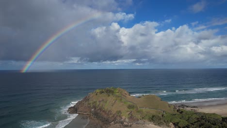 Luftaufnahme-Der-Landzunge-Norries-Mit-Regenbogen-über-Dem-Ozean-In-New-South-Wales,-Australien-–-Drohnenaufnahme