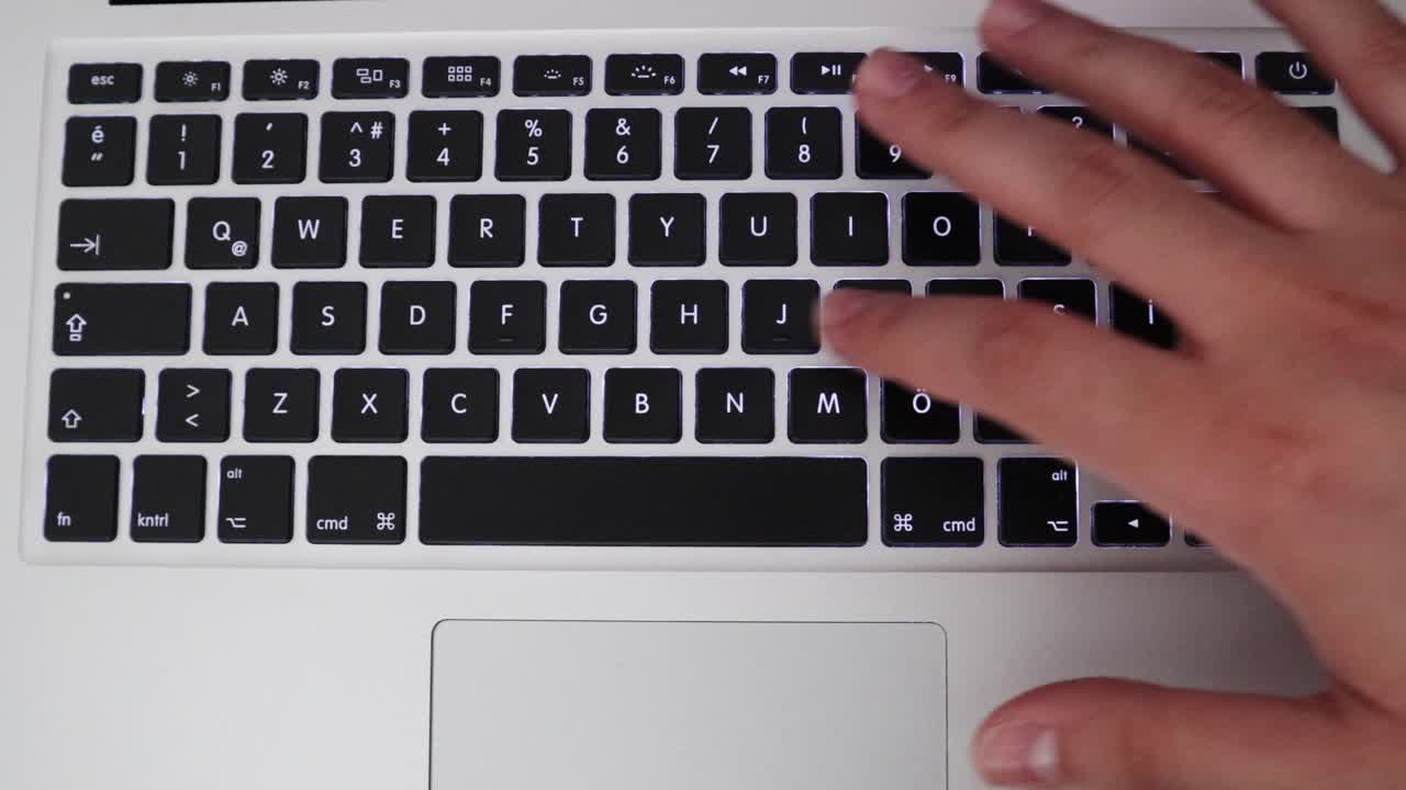 vista superior completa de un teclado de portátil con la mano escribiendo palabra de manzana y presionando el botón de entrada, toma aérea