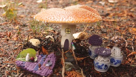 primer plano de una casa de hongos agárico de mosca silvestre decorada, amanita muscaria