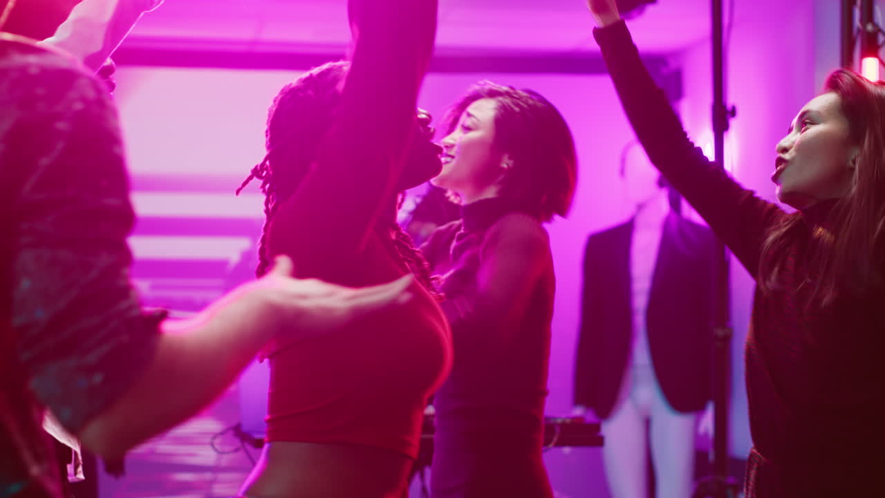 Gente bailando en una fiesta
