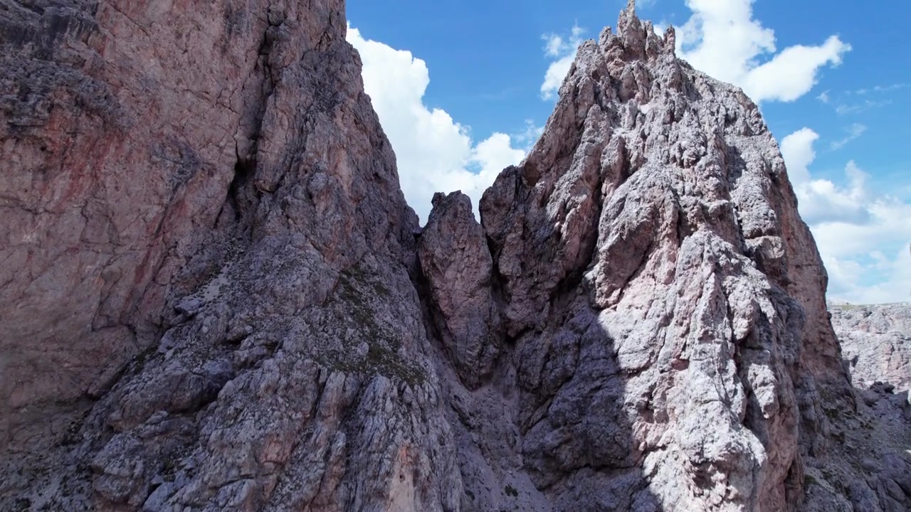 Nouseva dramaattinen näkymä jyrkistä kalliojyrkänteistä ja karusta vuoristomaastosta Via Ferrata -reitin varrella Gardena-solassa, Italian Dolomiiteilla