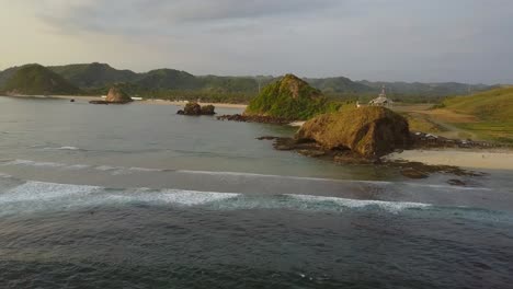 el spot de surf de pantai seger en kuta, lombok