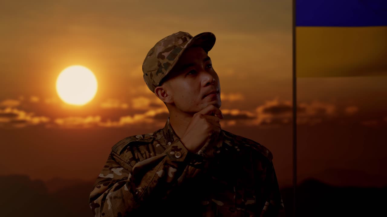 우크라이나 발을 배경으로 해가 지는 동안 군인 초상화