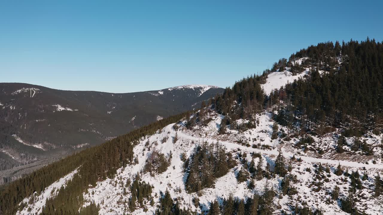 fotografía de un avión no tripulado de un valle montañoso de invierno cubierto de nieve en la república checa