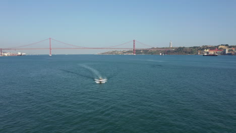 Paseo-En-Bote-Por-El-Rio-Tejo