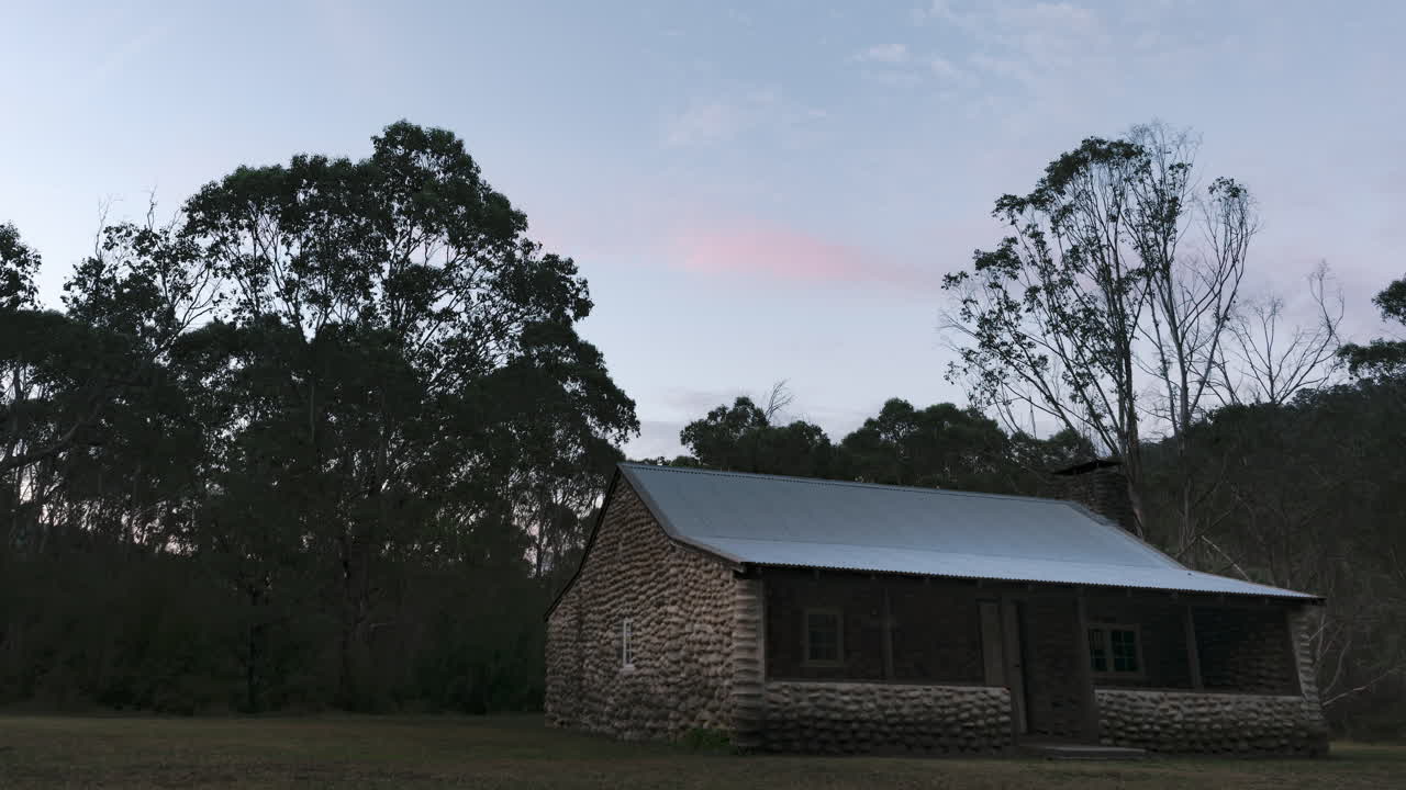 pioneer riverstone hut en la región montañosa nevada de australia es el primer plano de este 4k "santo grial" día a noche timelapse con el movimiento de la vía láctea a través del cielo del sur