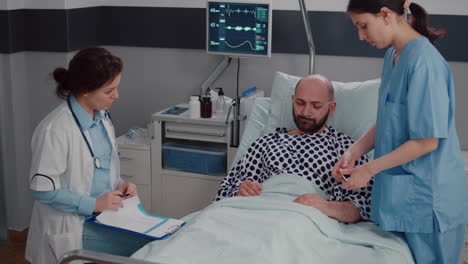 hombre enfermo descansando en la cama usando un tubo de oxígeno explicando el síntoma de la enfermedad