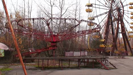 un parque de atracciones abandonado cerca del desastre de la planta de energía nuclear de chernobyl