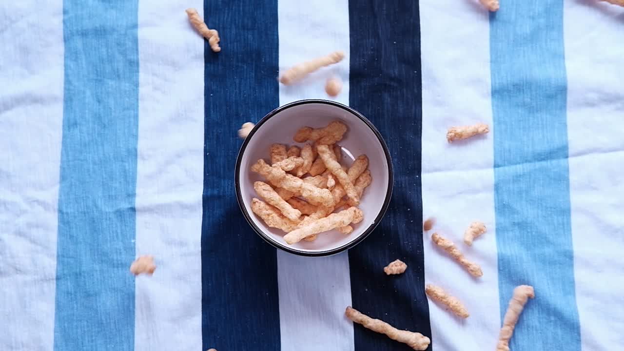 bocadillos crujientes cayendo en un cuenco