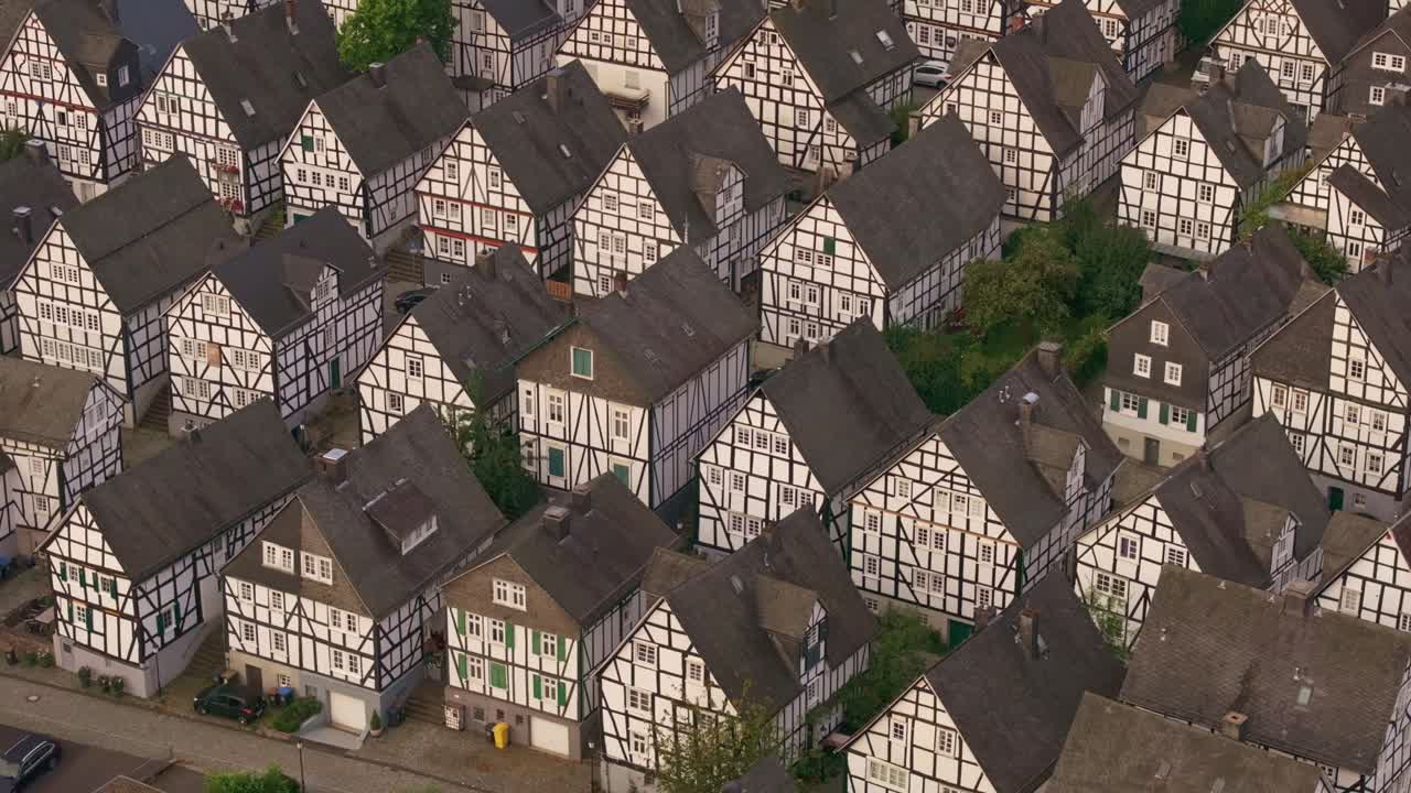 Autentiske tyske bindingsværkshuse i Freudenberg, luftscene