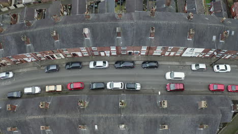 Overhead-Luftaufnahmen-Von-Reihenhäusern-In-Einem-Der-ärmeren-Gebiete-Von-Stoke-On-Trent,-Armut-Und-Städtischer-Niedergang,-Sozialwohnungen-Und-Sozialer-Wohnungsbau,-West-Midlands