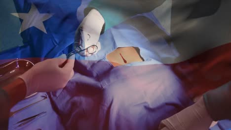 animación de la bandera de chile sobre diversos cirujanos que operan.