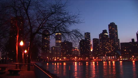 Skyline-Reflexionen-Von-Chicago-Schimmern-Im-Wasser-Des-Lake-Michigan