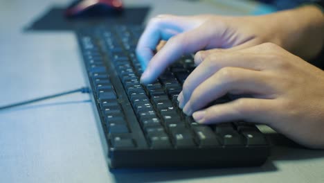 Die-Hände-Des-Mannes-Tippen-Auf-Der-PC-Tastatur-Im-Büro