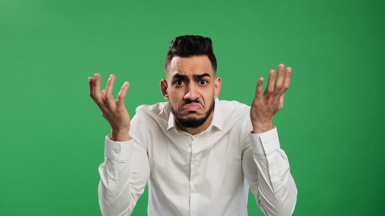 un hombre de negocios dudoso frotándose los ojos en estado de shock.