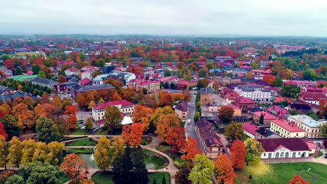 Aerial-view-of-stunning-fall-colours-of-tree-foliage-in-European-city