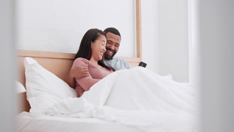 Schlafzimmer-Zu-Hause,-Mobiltelefon-Und-Glückliches-Paar-Lachen