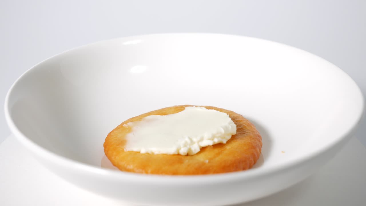 크림 치즈와 함께 둥근 크래커