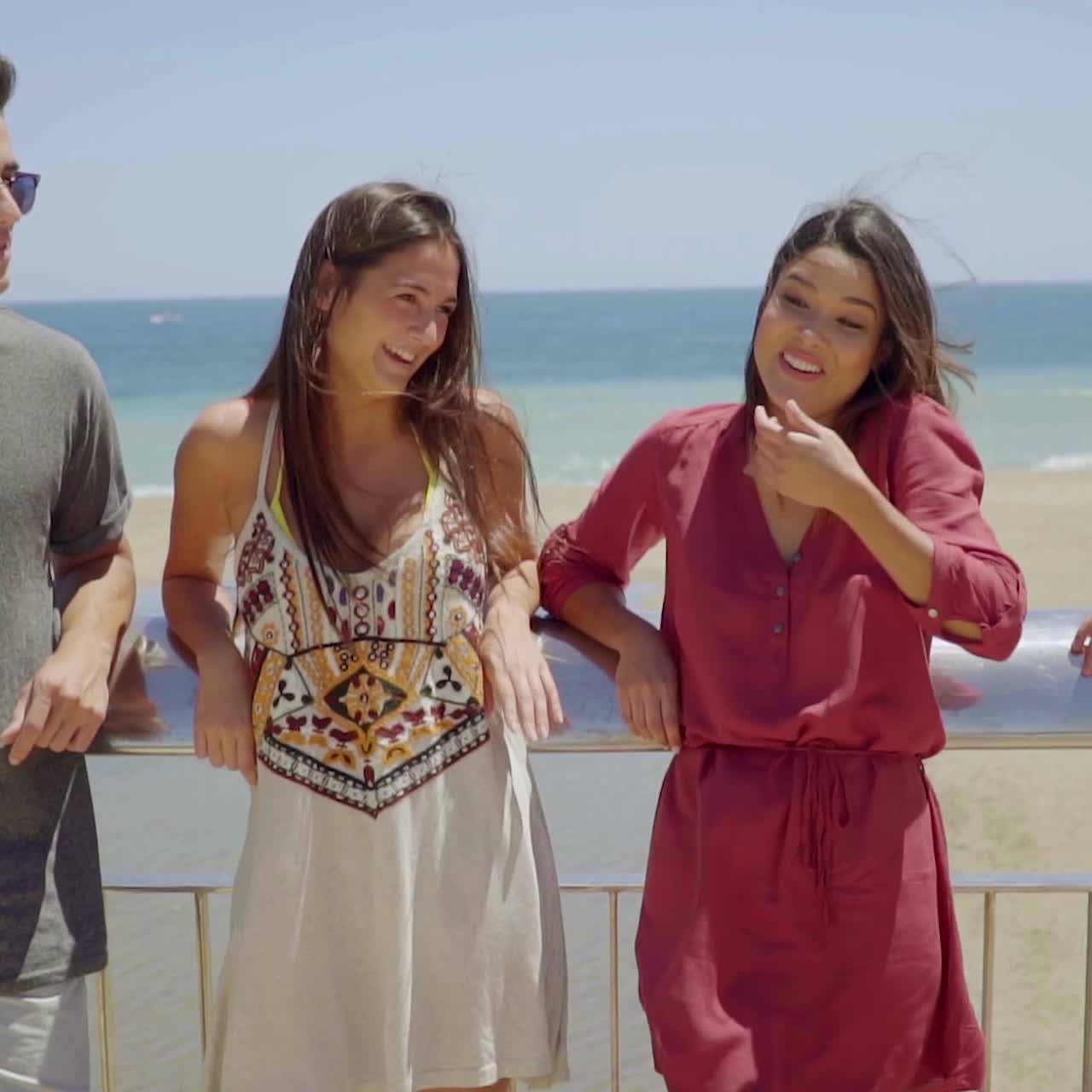 농담으로 친구들을 즐겁게 하는 청년