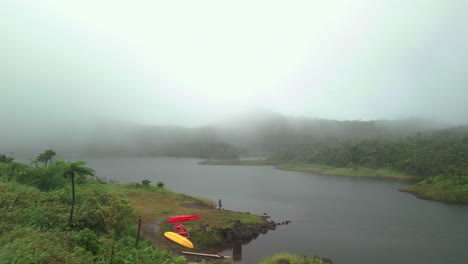 Tiro-De-Drone-De-Sendero-De-Lago-De-Agua-Dulce