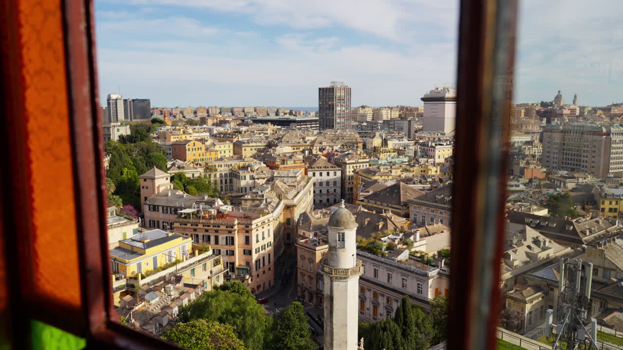 Panorama urbano di Genova rivelato attraverso una vetrata artistica vintage, meta turistica italiana
