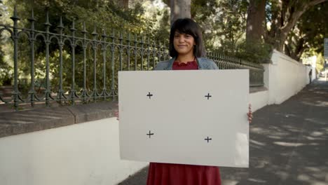 retrato de una mujer feliz con un estandarte en blanco