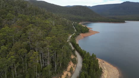 Vuelo-Aéreo-Hacia-Adelante-Sobre-La-Carretera-A-Lo-Largo-Del-Lago-Huntsman-En-Tasmania