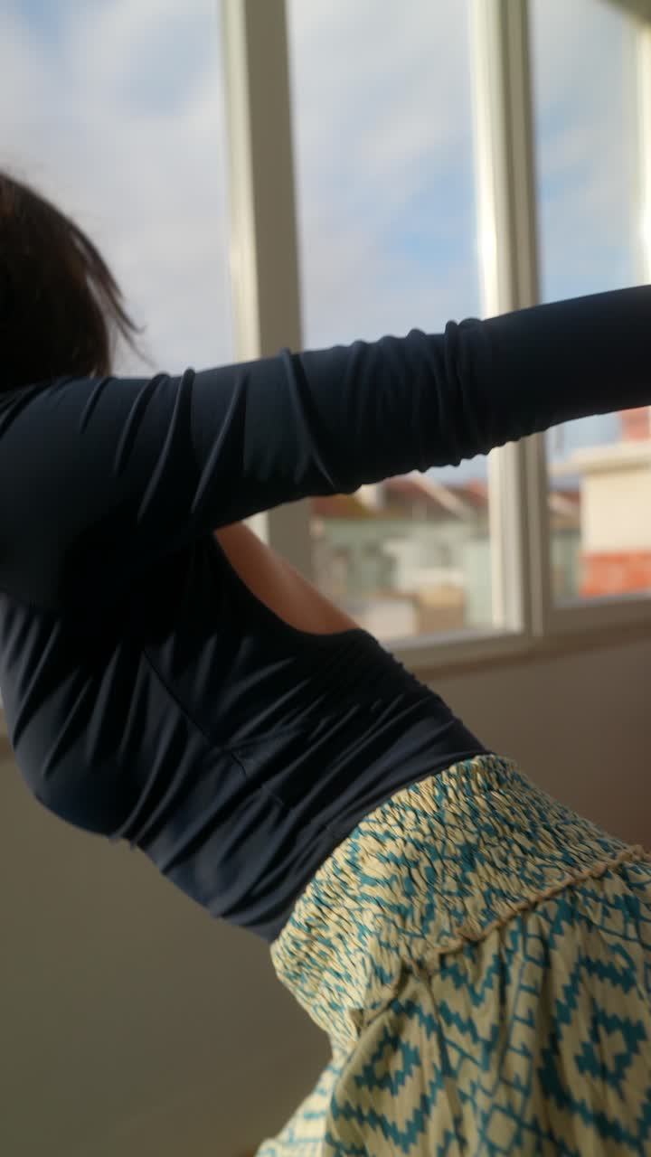 mujer estirándose por la ventana