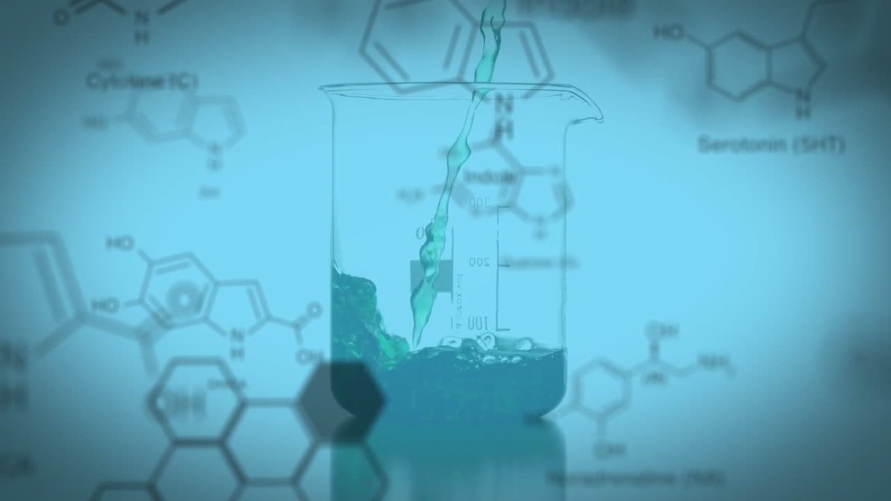 앞면에 화학 화합물의 데이터와 구조 공식이 있는 실험실 컵