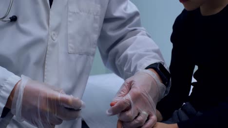 joven médico asiático midiendo el nivel de azúcar en la sangre de un niño con un glucometro de 4k