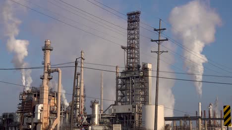 white-polluting-greenhouse-gases-from-an-oil-refinery