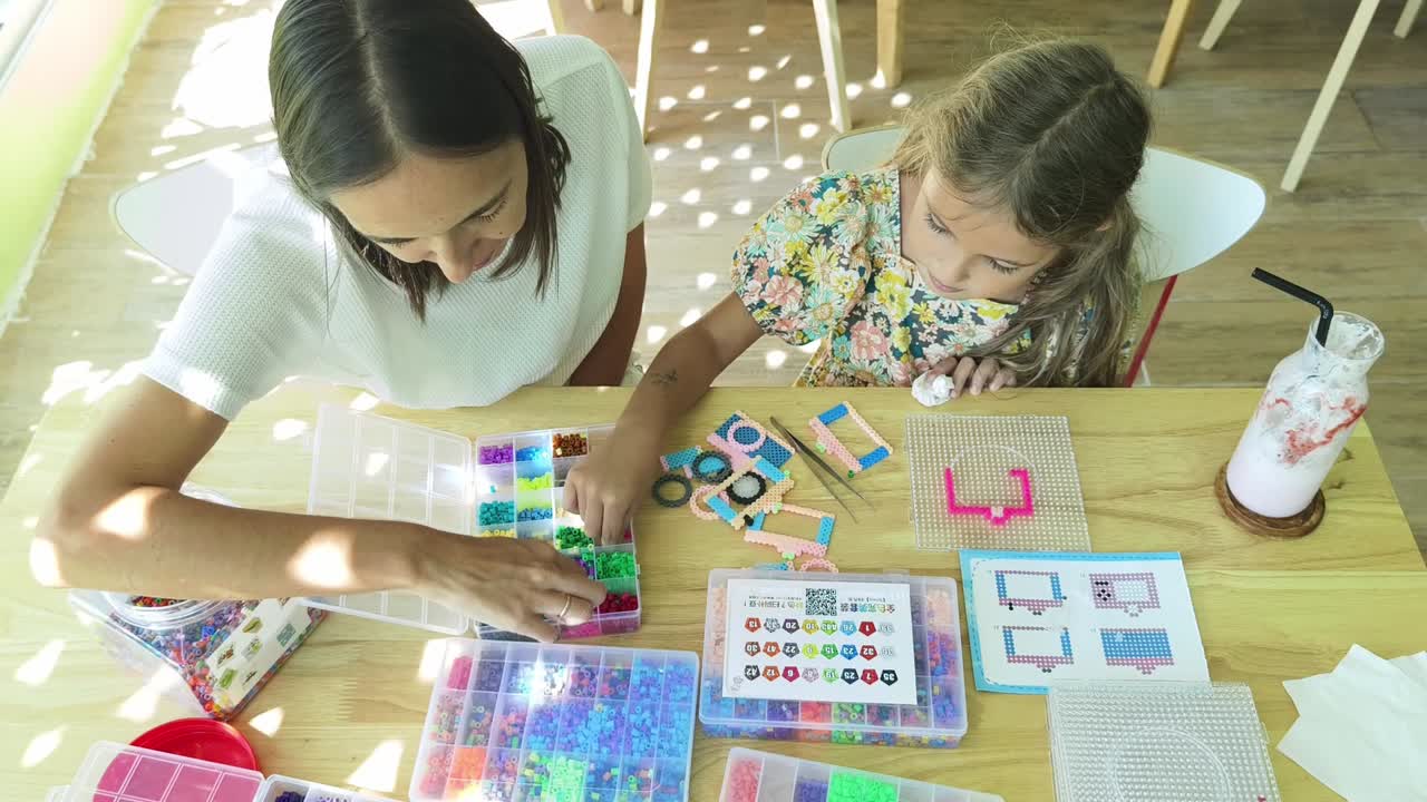 madre e hija pasando el tiempo en un café