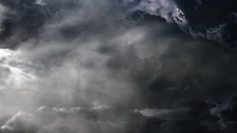 pov de tormenta en el cielo gris oscuro