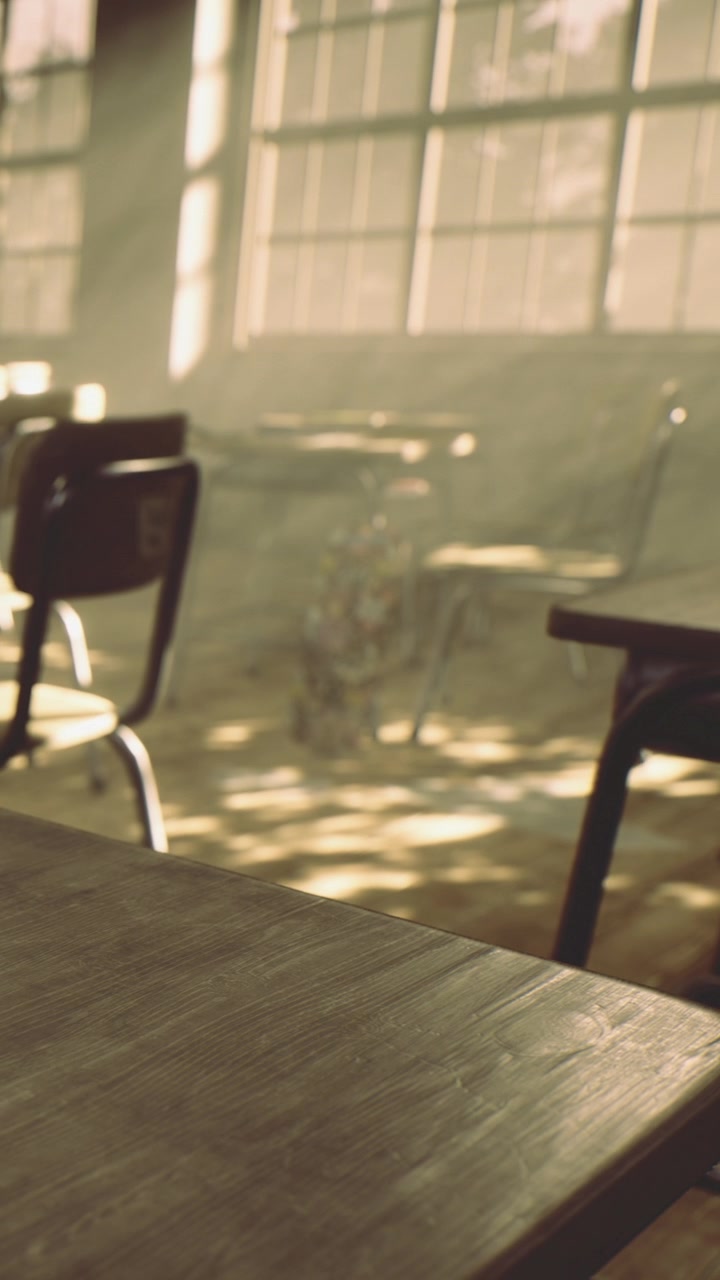 Banchi e sedie in un'aula con la luce del sole che filtra dalle finestre