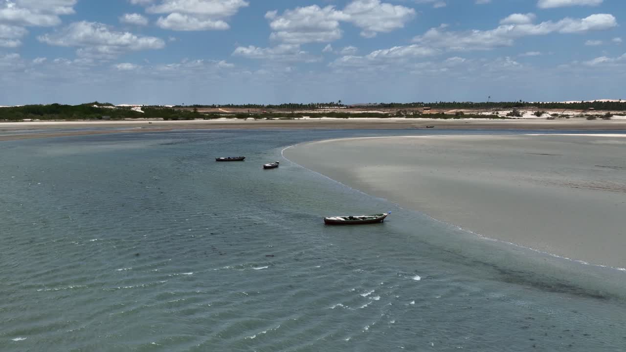 drone aéreo vuela sobre jericoacoara tranquila playa azul todavía olas, barcos, destino de viaje de brasil, dunas del desierto tropical en el noreste de américa latina