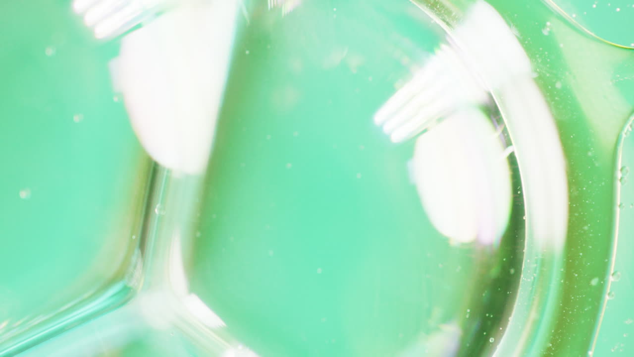 녹색 배경에 움직이는 거품의 애니메이션 복사 공간
