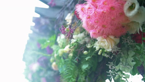 Ramo-De-Flores-De-Colores-En-El-Arco-Para-Una-Boda-Al-Aire-Libre---Enfoque-Selectivo