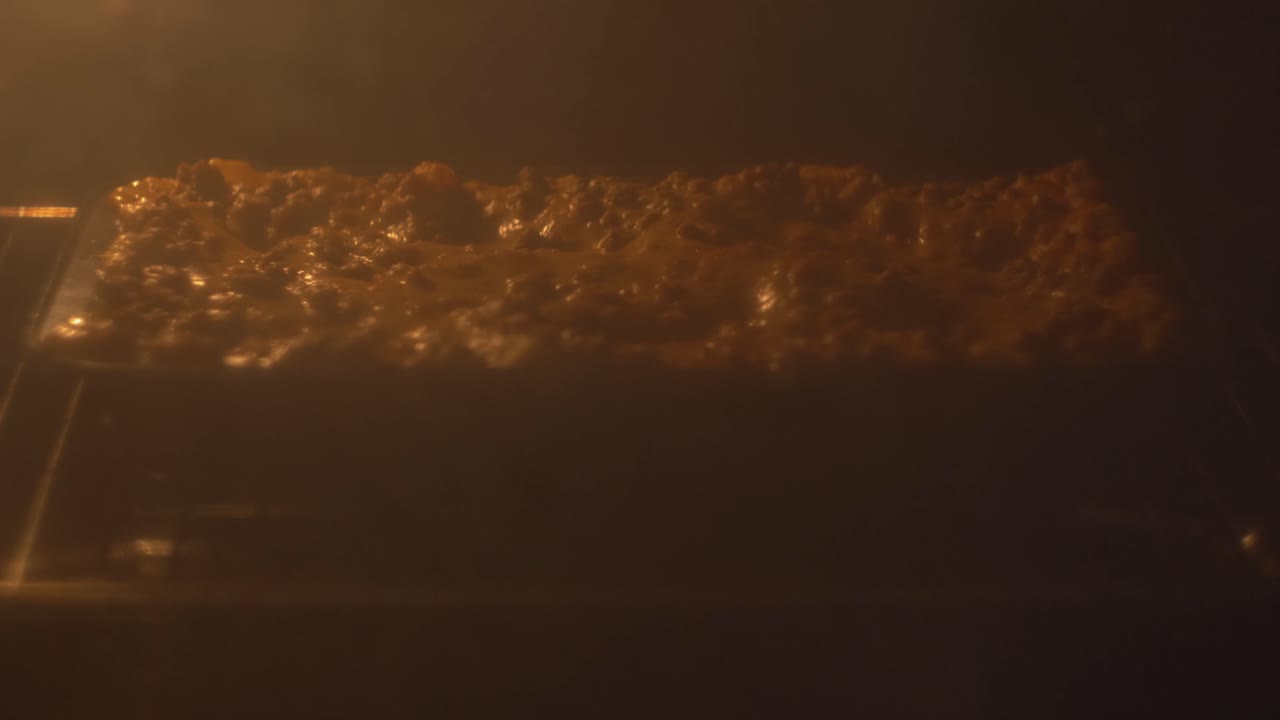 라자냐의 식품 타임 라자냐는 오븐에서 4km까지 올라갑니다.