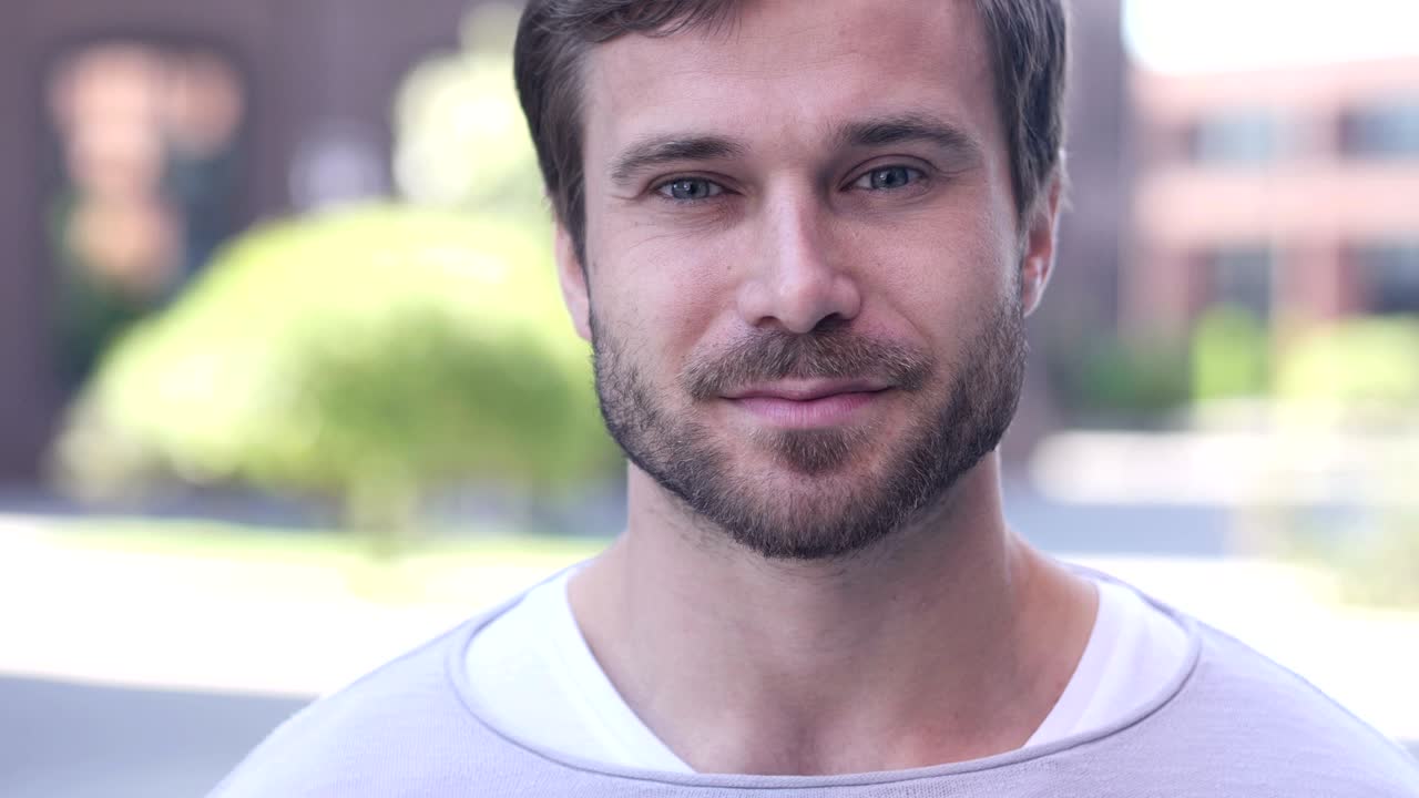 hombre guapo sonriente mirando a la cámara