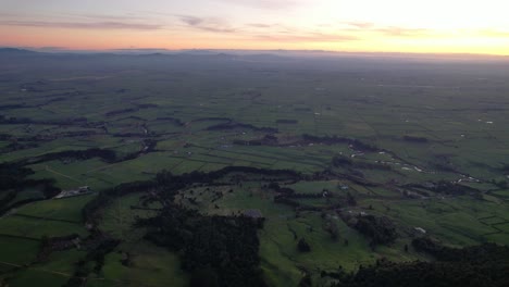 Vista-Aérea-De-Vastos-Campos-Rurales-Al-Amanecer-En-La-Región-De-Waikato,-Isla-Norte,-Nueva-Zelanda---Disparo-De-Drones