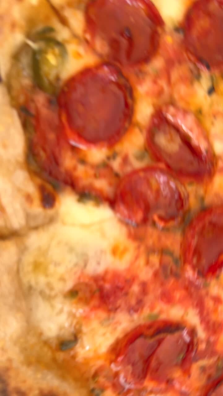 Primo piano di una deliziosa pizza al salamino piccante con una crosta perfettamente cotta