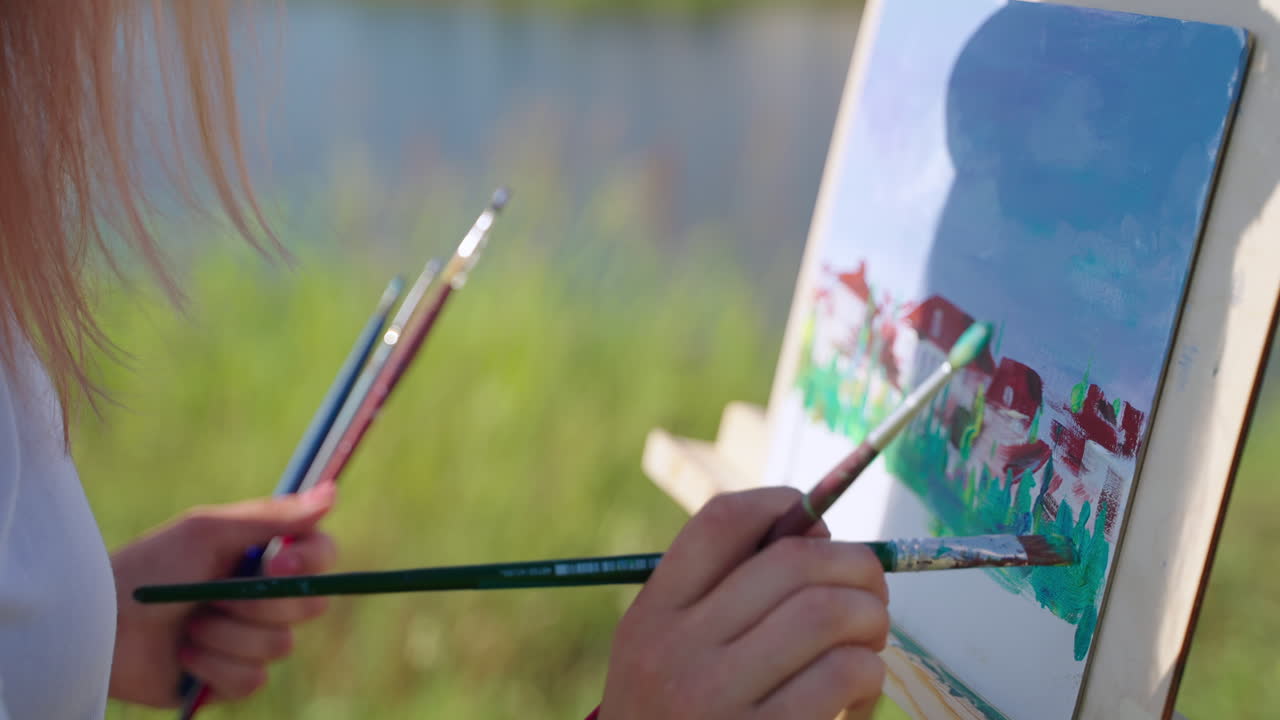 женщина рисует пейзаж на открытом воздухе