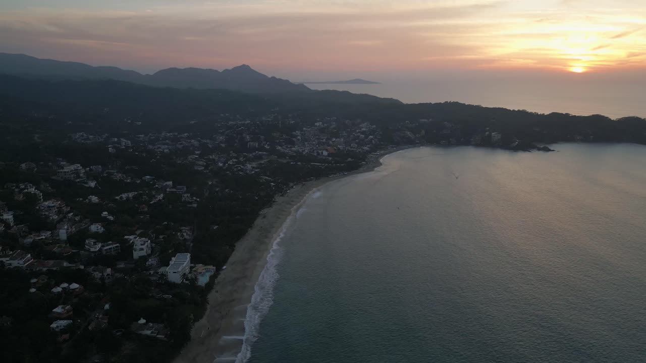 drone riviera nayarit al atardecer paisaje aéreo del atardecer de la playa de sayulita destino de viaje mexicano