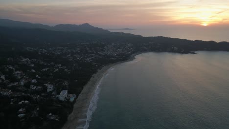 Drone-Riviera-Nayarit-Al-Atardecer-Paisaje-Aéreo-Del-Atardecer-De-La-Playa-De-Sayulita-Destino-De-Viaje-Mexicano